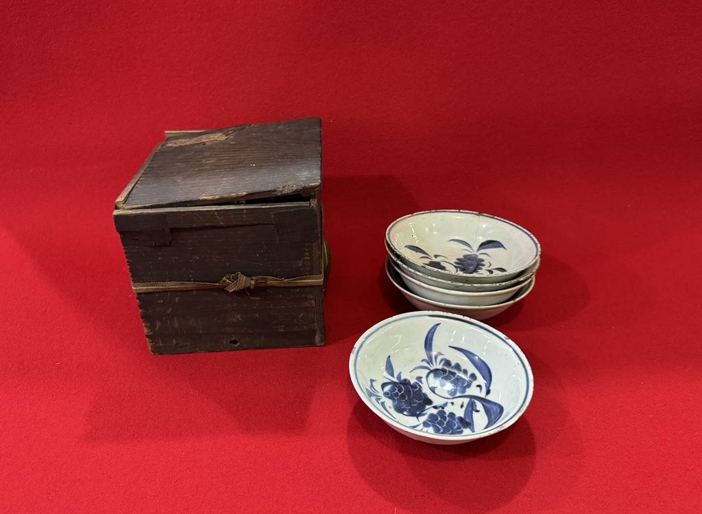 岡山で時代箱に入った古染の皿を買取させてもらいました。の画像
