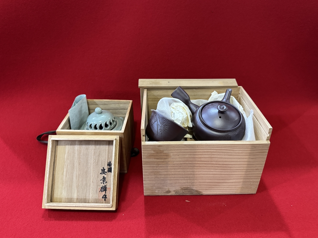 岡山で常滑の急須や韓国の香炉を買取させてもらいました。の画像