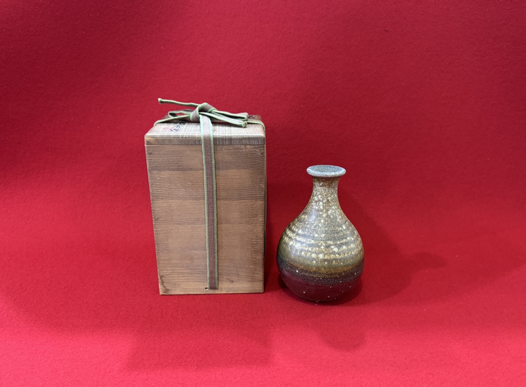 岡山で備前焼　山本陶秀の胡麻出来の徳利を買取させてもらいました。の画像