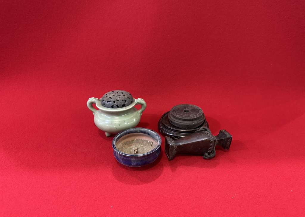 岡山県里庄で青磁の香炉や海鼠の火入れや等を買取させてもらいました。の画像