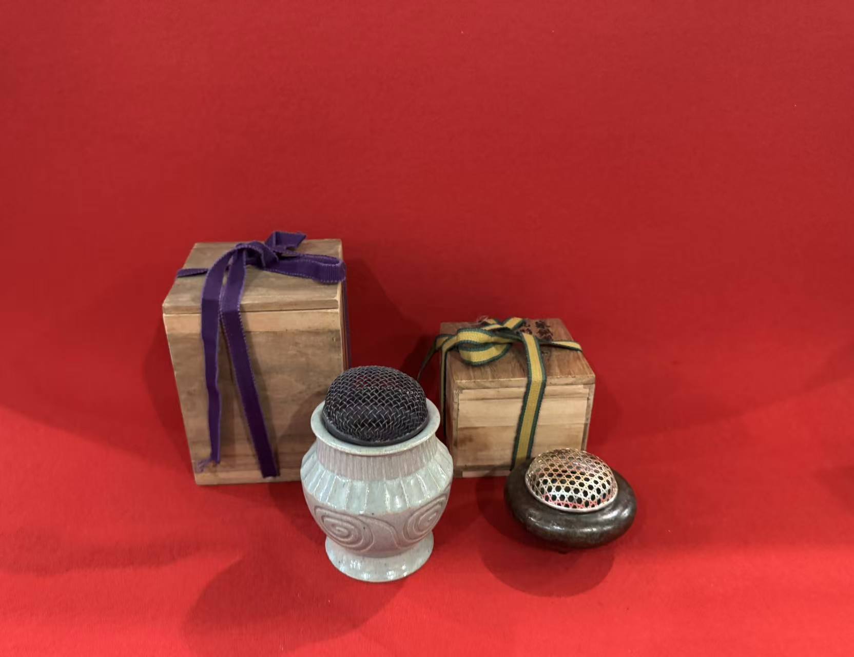 岡山県瀬戸内市で青磁と蕎麦釉の香炉を買取させてもらいました。の画像