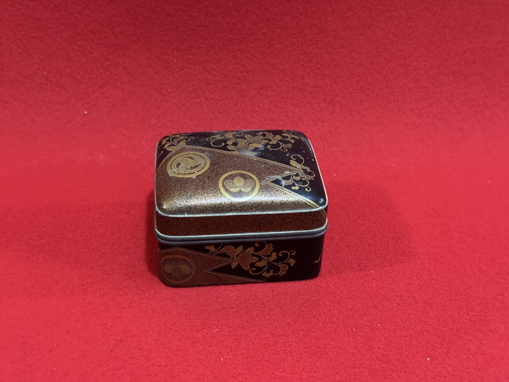 岡山県で漆器 時代の蒔絵の小箱を買取させてもらいました。の画像